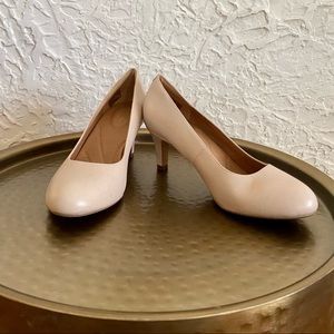 Clarks heavenly heart round toe nude pumps heels